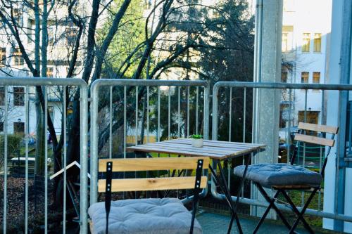 a table and two chairs on a balcony at ASYA HOME Zentral, Balkon, Netflix, Gratis Kaffee und Tee in Chemnitz