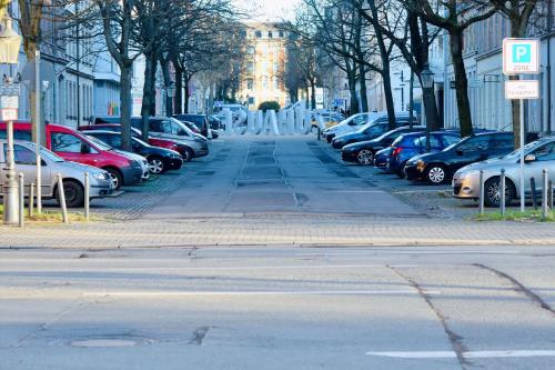 a street with cars parked on the side of the road at ASYA HOME Zentral, Balkon, Netflix, Gratis Kaffee und Tee in Chemnitz