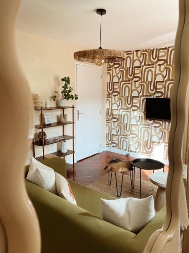 Ein Sitzbereich in der Unterkunft -La Casa d'Avignon-