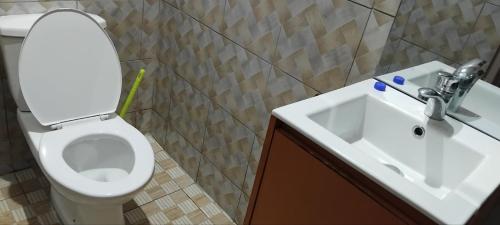 Un baño de Hasmatullah Holiday Apartments