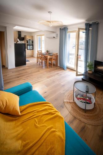 un salon avec un canapé et une salle à manger dans l'établissement Neuf, confortable & atypique, à Saint-Jean-de-Verges