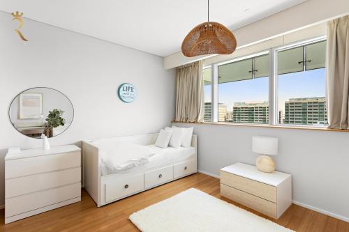 Ένα ή περισσότερα κρεβάτια σε δωμάτιο στο 2BR Oasis in Al Muneera - Free Parking & Wi-Fi Near Al Muneera Beach Plaza