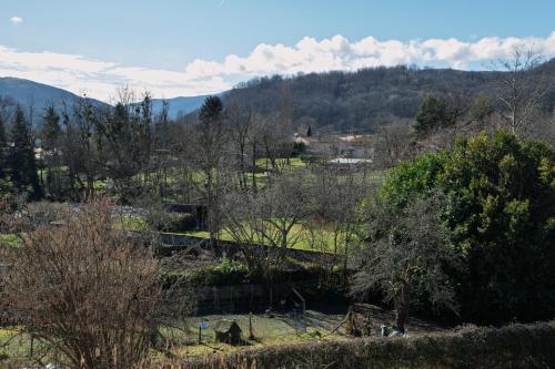 vista su un campo alberato e montano di Neuf, confortable & atypique a Saint-Jean-de-Verges