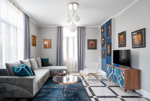 Landmark Luxe 2BR Apt with Parking