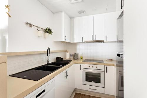 Η κουζίνα ή μικρή κουζίνα στο 2BR Oasis in Al Muneera - Free Parking & Wi-Fi Near Al Muneera Beach Plaza