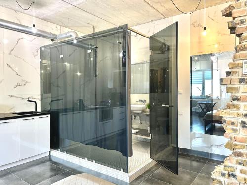 Ένα μπάνιο στο Comfortable apartments with a coffee machine in the city centre, Zlata Plaza