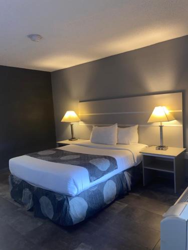 Cama ou camas em um quarto em Hotel 10 Extended Stay