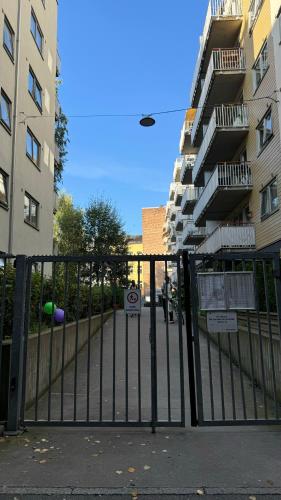 Το κτήριο όπου στεγάζεται  το δωμάτιο σε οικογενειακή κατοικία