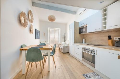une cuisine avec une table et des chaises ainsi qu'une salle à manger dans l'établissement Le Duplex, à Villefranche-sur-Mer