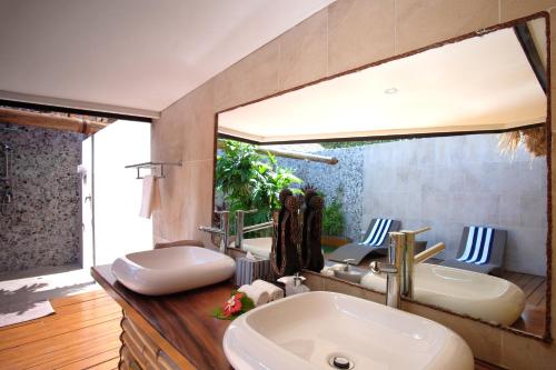 A bathroom at Nanuya Island Resort