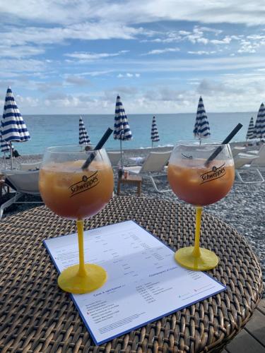 2 verres à vin assis sur une table près de la plage dans l'établissement Coeur de Nice, à Nice