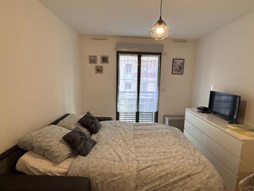 une chambre avec un lit et une télévision à écran plat dans l'établissement Coeur de Nice, à Nice