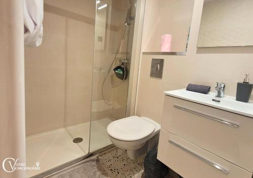 une salle de bain avec une douche, des toilettes et un lavabo dans l'établissement Centre-ville Proche gare, à Nice