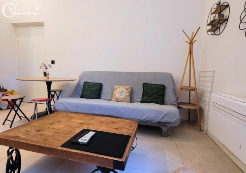 un salon avec un canapé et une table dans l'établissement Centre-ville Proche gare, à Nice