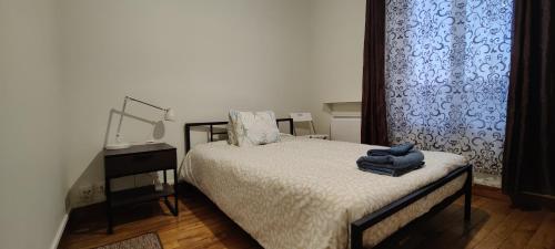 une petite chambre avec un lit et une fenêtre dans l'établissement Cozy 1 Bedroom Apartment Easy Access to Paris and Expo, à Montrouge