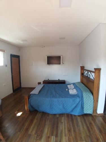 a bedroom with a bed and a tv on the wall at El Estudio in Villa Marini