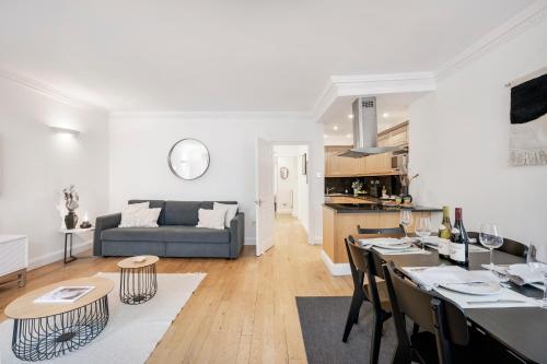 a living room with a couch and a dining room at 2 Bedr, 3 Beds, 1 Bath Thames, Trafalgar SQ in London