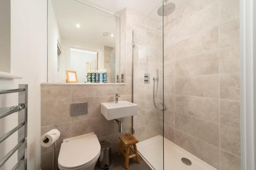 Koupelna v ubytování Harbour Edge, Luxury 2 BR 2 BA Apt, Sea View and Terrace, Parking