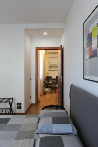 a room with a bed and a desk in it at La Basilica Luxury Apartment - Close to the City Center and Fiera di Vicenza in Vicenza