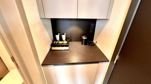 a small kitchen with a counter top in a room at Casa Española in Ath