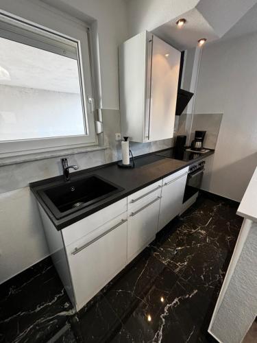 Кухня или мини-кухня в Exklusives Apartment Offenbach Zentral nahe Frankfurt
