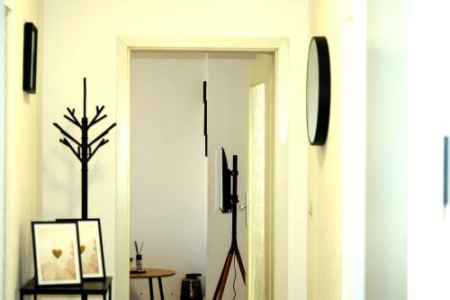 a room with a hallway with a door with a plant at ASYA HOME Zentral, Balkon, Netflix, Gratis Kaffee und Tee in Chemnitz