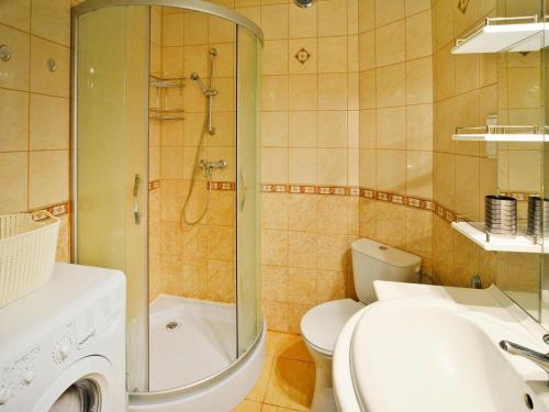 Kúpeľňa v ubytovaní Holiday flat with a large terrace, Kolobrzeg