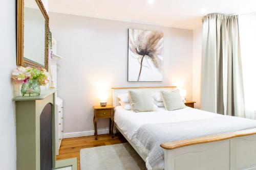 Ένα ή περισσότερα κρεβάτια σε δωμάτιο στο Spacious 4BR house, 2 en suites with garden & on-site parking