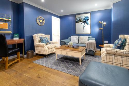 Χώρος καθιστικού στο Spacious 4BR house, 2 en suites with garden & on-site parking