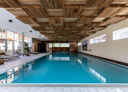 Bazén v ubytování Alpine Nature Hotel Stoll nebo v jeho okolí