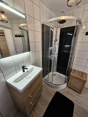 une salle de bain avec un lavabo et une douche dans l'établissement Résidence Ile Des Pecheurs - VILLA 3 PIECES 6 couchages LE BARCARES MAE-2001, au Barcarès