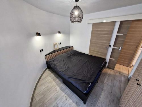 une chambre avec un lit dans le coin d'une pièce dans l'établissement Résidence Ile Des Pecheurs - VILLA 3 PIECES 6 couchages LE BARCARES MAE-2001, au Barcarès