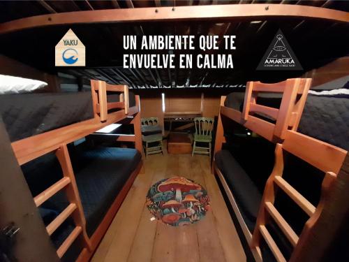 Litera o literas de una habitación en Amaruka Hotel