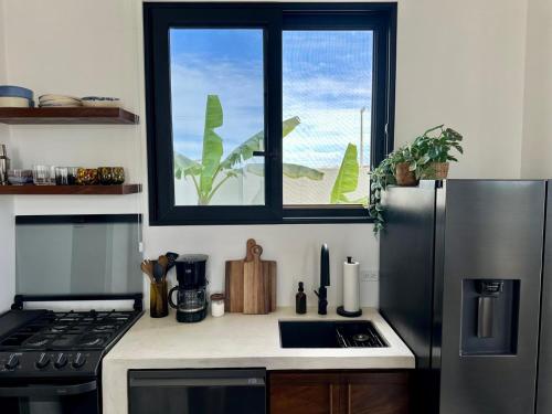 Dapur atau dapur kecil di Casa Cielo - Private Luxury with Ocean Views