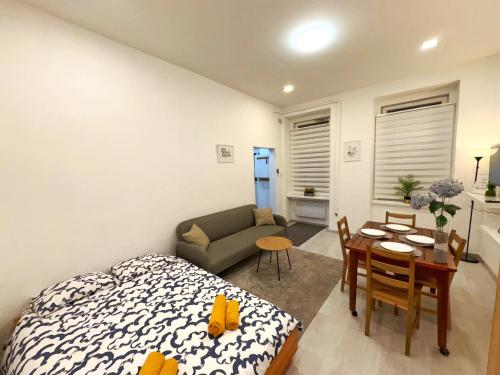 Posteľ alebo postele v izbe v ubytovaní Central Private Apartment-7pax