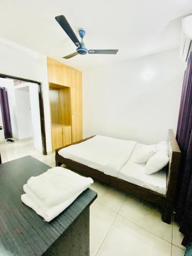 Кровать или кровати в номере Luxury Apartment in Gulshan 2 Next to 5 Star Renaissance Hotel