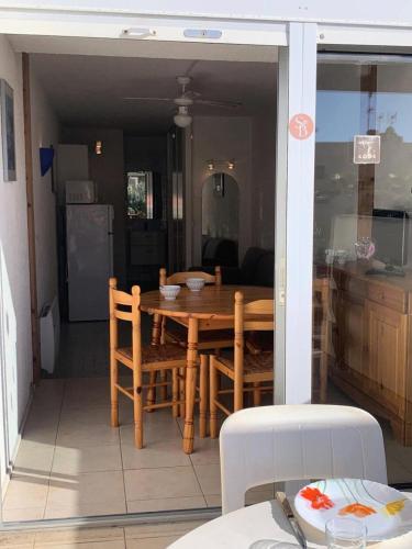 - une table à manger et des chaises sur la terrasse dans l'établissement Résidence Port Nature Colline 4 - Studio 2 pers. - Port Nature Colline 4 MAE-6144, au Cap d'Agde