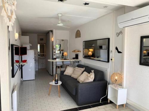 un salon avec un canapé et une cuisine dans l'établissement Résidence Port Nature Colline 4 - Studio 2 PERS - Port Nature Colline 4 rez-de-jardin MAE-6174, au Cap d'Agde