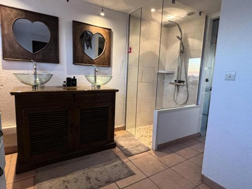 une salle de bain avec deux lavabos et une douche dans l'établissement Résidence Port Nature Colline 2 - Appartement T2- Port Nature Colline 2 Duplex MAE-2924, au Cap d'Agde