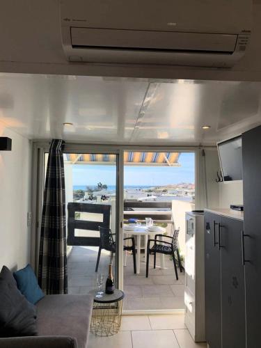 Il comprend une cuisine et un salon offrant une vue sur l'océan. dans l'établissement Résidence Port Nature Colline 2 - Appartement 2 pers - Port Nature colline 2 MAE-3064, au Cap d'Agde