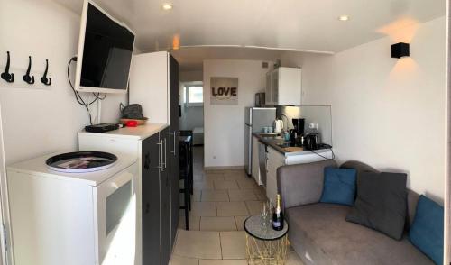 un petit appartement avec une cuisine et un salon dans l'établissement Résidence Port Nature Colline 2 - Appartement 2 pers - Port Nature colline 2 MAE-3064, au Cap d'Agde