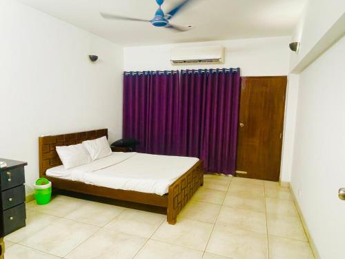 Кровать или кровати в номере Luxury Apartment in Gulshan 2 Next to 5 Star Renaissance Hotel