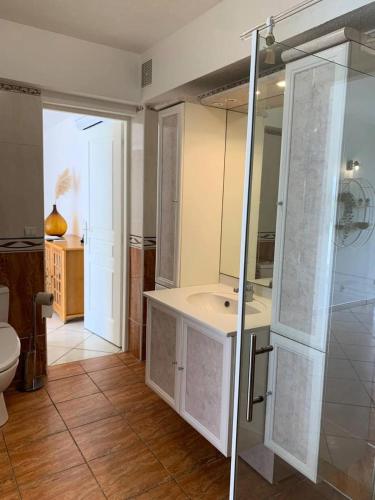 une salle de bain avec une douche, un lavabo et des toilettes dans l'établissement Résidence Port Nature Village 2 - Grande villa 6 Pers. Port Nature Village MAE-5501, au Cap d'Agde