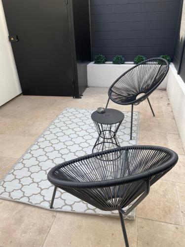 - 2 chaises en métal et une table sur la terrasse dans l'établissement La petite maison du Rouet, à Marseille