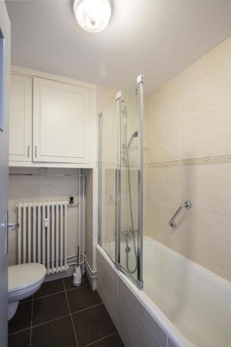 une salle de bain avec une douche, des toilettes et un lavabo dans l'établissement La Residence - 3 pièces 6 personnes 4 exopsé Sud Est MAE-1981, à Valloire