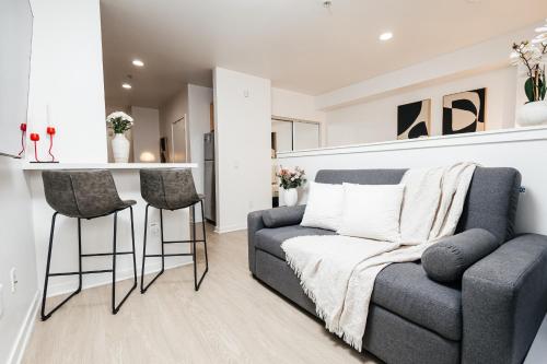 a living room with a couch and a kitchen at Seaside Serenity - Chic Santa Monica Studio in Los Angeles