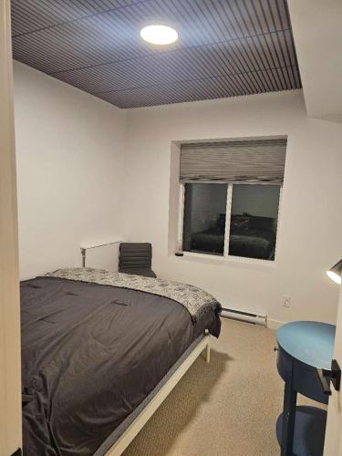Brand new suite in langley close to everythingにあるベッド