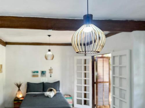 Łóżko lub łóżka w pokoju w obiekcie Pousada AimeMaresias - Loft - Seu Paraíso - 8min da Praia