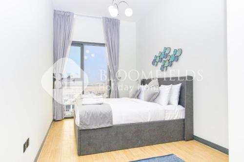 Ένα ή περισσότερα κρεβάτια σε δωμάτιο στο Bloomfields Stylish 2Br in Rukan