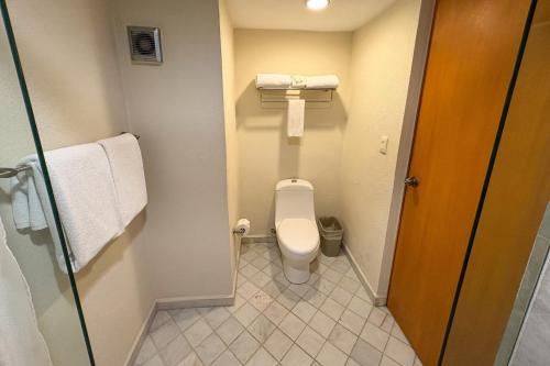Partial View, WiFi & Hotel Amenities! 욕실